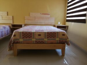Recámara estilo rústico moderno con madera natural en Bugambilias.