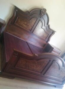 abecera de madera flotante con detalles en herrería negra en Monraz.