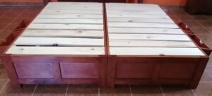 Base de cama king size en madera sólida de parota con diseño bajo en Puerta de Hierro.