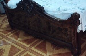 Cabecera rústica con detalles tallados a mano en Lomas del Valle.
