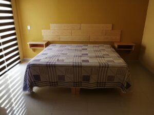 Cama estilo japonés con base baja de madera sólida en Chapalita.