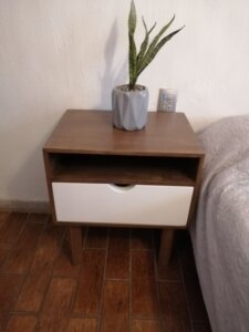 Buró minimalista con superficie de mármol en recámara moderna de Andares.