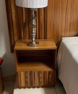 Buró rústico de madera maciza con textura natural en casa de Colinas de San Javier.