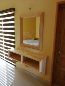 Vanity de diseño contemporáneo en madera natural en Altamira.