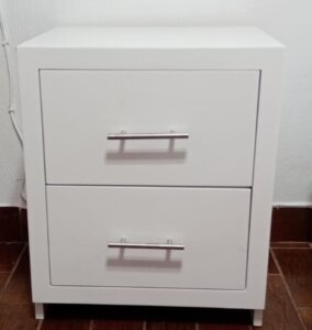 Buró blanco estilo escandinavo con jaladeras de madera en Lomas del Valle.