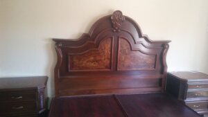 Cabecera de madera tallada artesanalmente en residencia de Lomas del Valle.