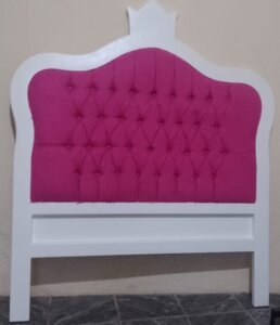 Cabecera tapizada con diseño capitoné en dormitorio de Colinas de San Javier.
