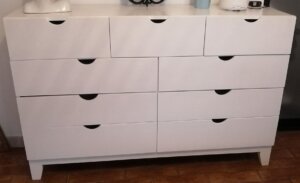 Cómoda con jaladeras ocultas y diseño minimalista en Chapalita.