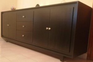 Cómoda con espejo integrado y diseño elegante en Santa Isabel.