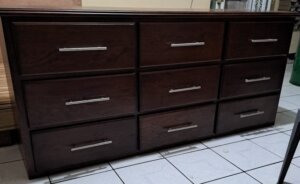 Cómoda de madera sólida con seis cajones amplios en Puerta de Hierro.