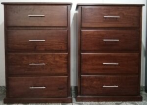 Cómoda de madera sólida con cuatro cajones amplios en Puerta de Hierro.
