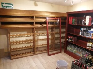 Cava de vino a medida con entrepaños de madera en Colinas de San Javier.