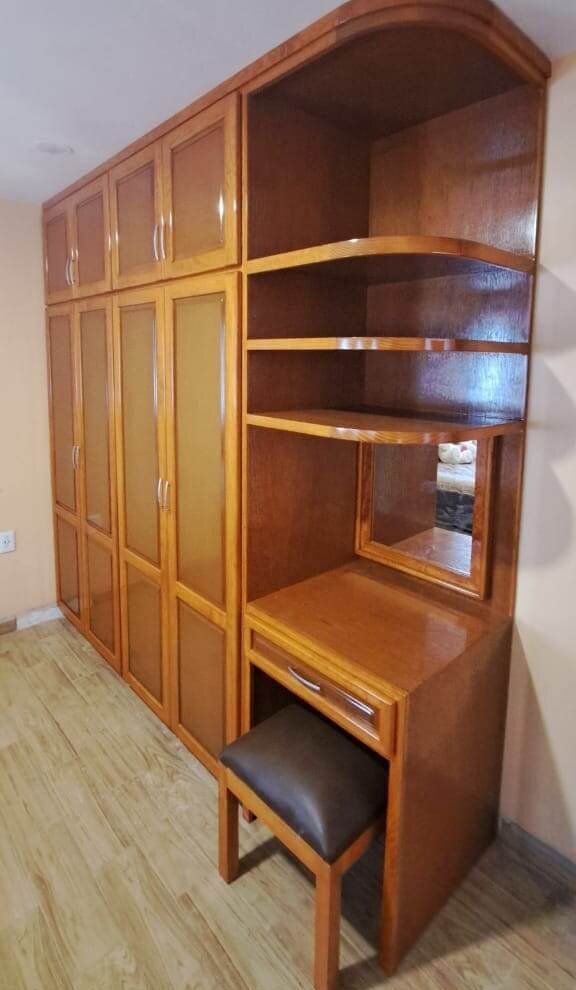 Closet modular con secciones de almacenamiento vertical en residencia de Country Club.