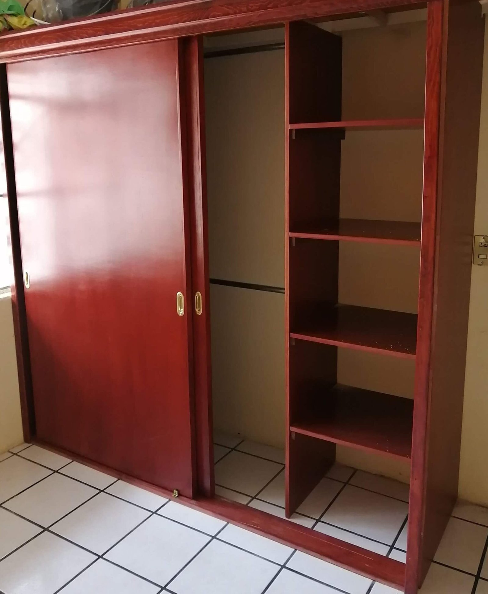 Closet con puertas laqueadas en blanco mate en casa de Lomas del Valle, Zapopan.