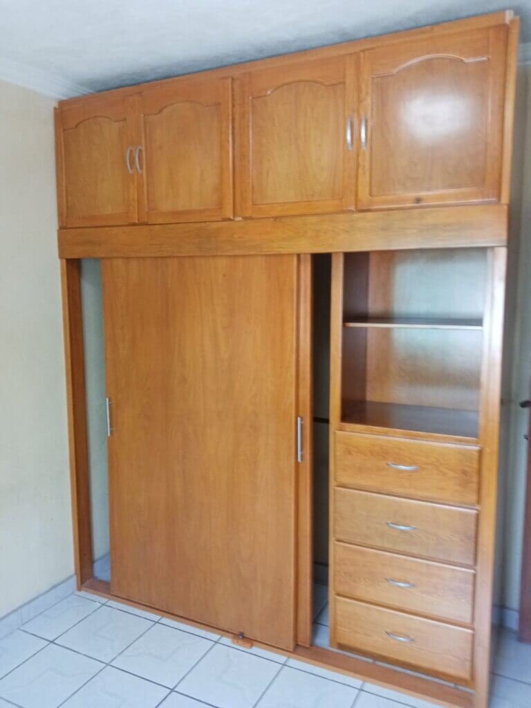 Vestidor con acabado en nogal y tocador integrado en propiedad de Santa Isabel, Zapopan.