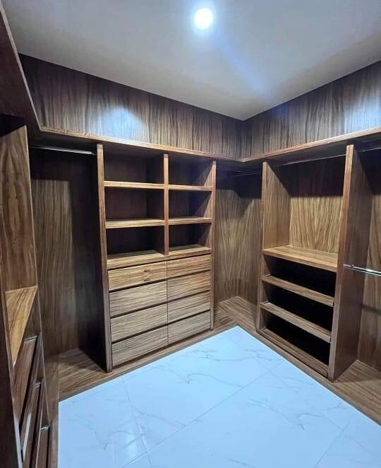 Closet estilo moderno con cajoneras ocultas en habitación principal de Valle Real, Zapopan.