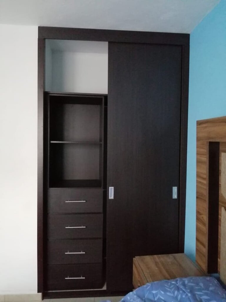 Closet empotrado con puertas corredizas de espejo en casa de Colinas de San Javier.