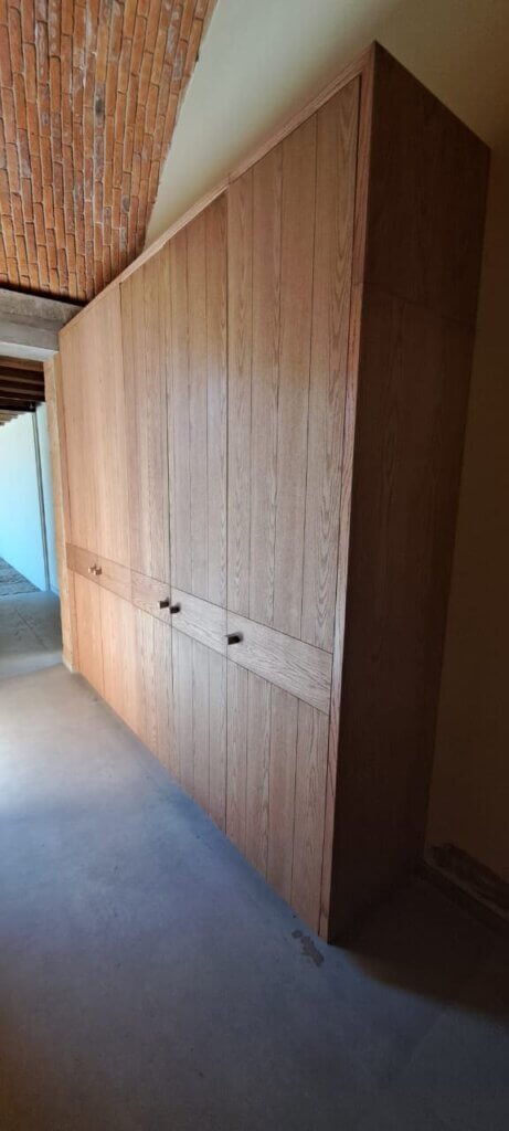 Closet de madera empotrado con diseño moderno en Guadalajara.