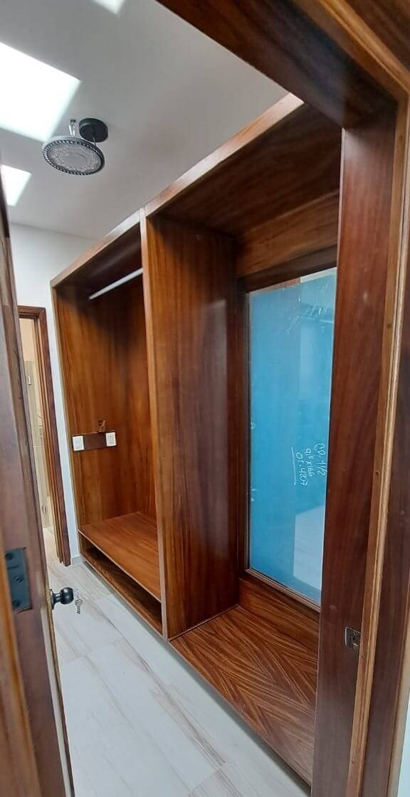 Closet de diseño personalizado con zapateras y herrajes italianos en Chapalita, Guadalajara.