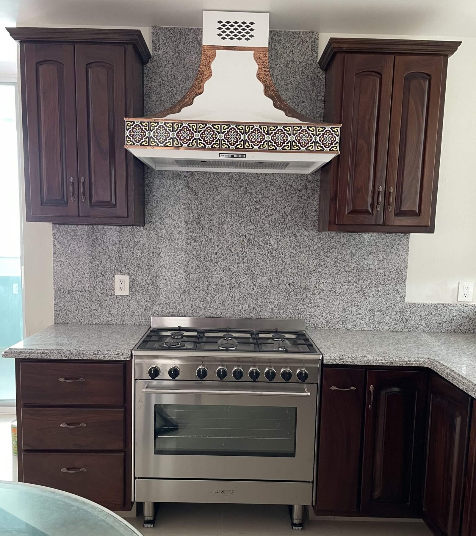 Cocina integral de lujo con isla central en residencia de Providencia, Guadalajara.
