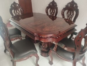 Comedor rectangular de encino americano con sillas de lino en Altamira.