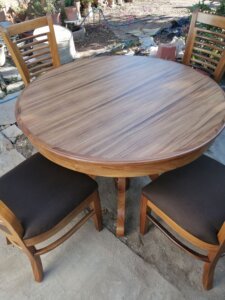 Mesa redonda de madera sólida con sillas tapizadas en Colinas de San Javier.