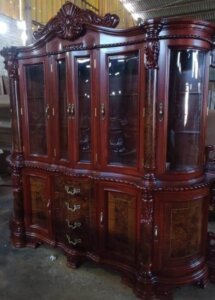 Cristalero de madera de parota con puertas de vidrio templado en comedor de Colinas de San Javier.