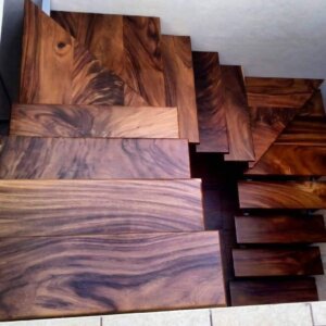Escalera empotrada con peldaños de parota natural en Altamira.
