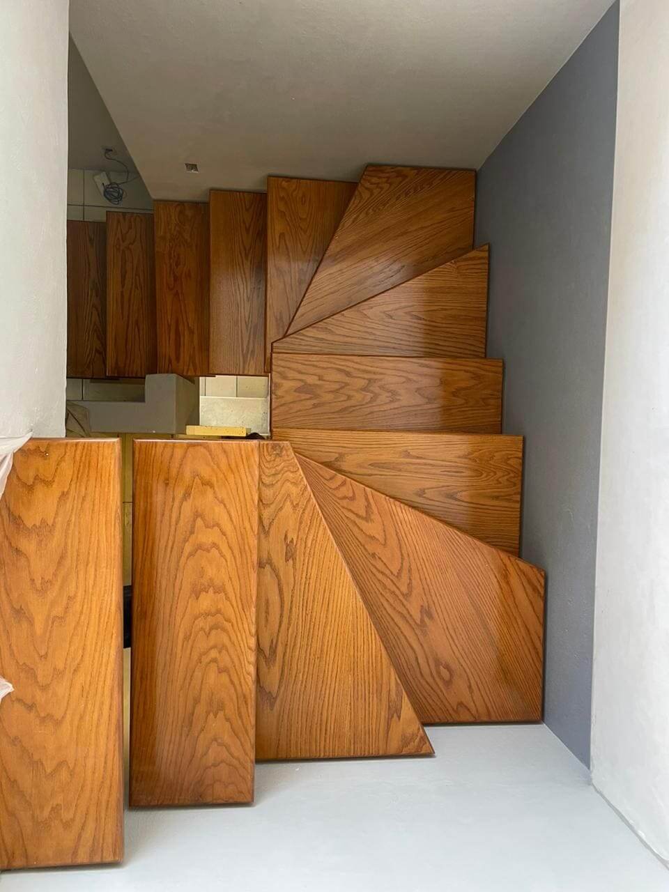 Escalera de madera sólida con diseño helicoidal en Valle Real.