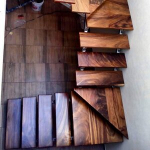 Escalera de madera con barandal de herrería artesanal en Lomas del Valle.