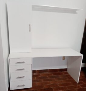 Escritorio de madera color blanco