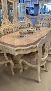 Comedor elegante con sillas curvas tapizadas en terciopelo en Monraz.