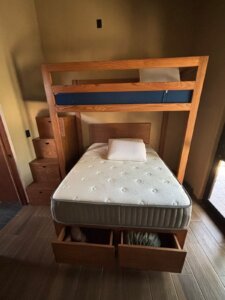 Cama de madera de encino con base flotante en habitación de Valle Real.