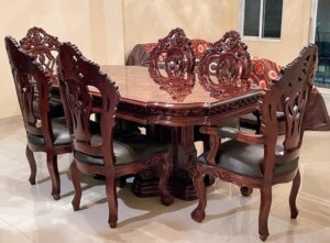Comedor de parota para ocho personas en residencia de Puerta de Hierro.