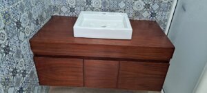 Vanity de madera con doble lavabo y cubierta de mármol blanco en Lomas del Valle.
