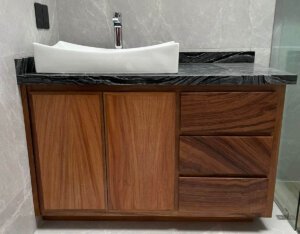 Mueble de baño flotante de parota con lavabo de sobreponer en residencia de Puerta de Hierro.