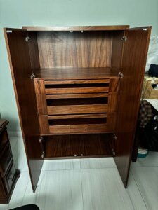 Barra de diseño moderno con cava integrada en Chapalita.