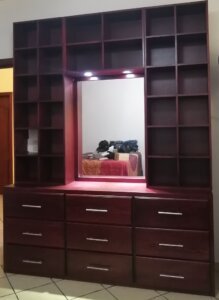 Librero empotrado con acabado mate y espacios decorativos en El Palomar