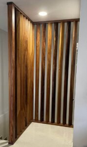 División corrediza de madera con cristal esmerilado en Andares.