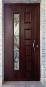 Puerta de entrada con diseño moderno y paneles de vidrio en hogar de Bugambilias, Zapopan.