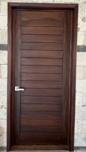 Puerta de diseño minimalista en oficina de Chapalita, Guadalajara.