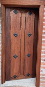Puerta exterior con diseño personalizado para residencia en Guadalajara.