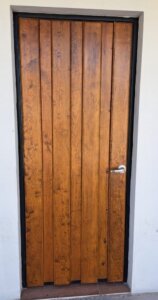 Diseño de puerta de entrada con paneles de acero corten en residencia de Santa Isabel, Zapopan.