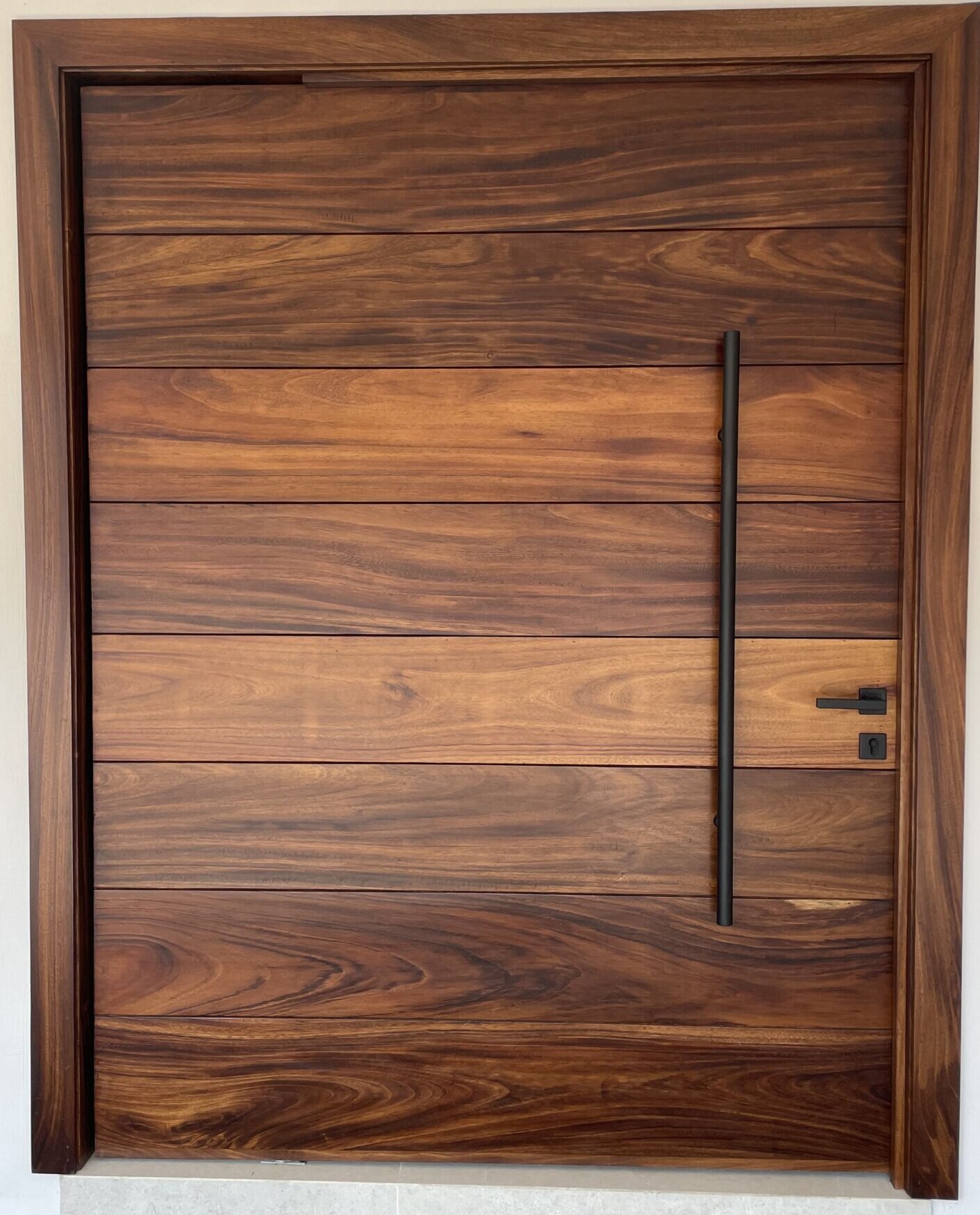 Acceso principal con puerta de hierro forjado en vivienda de Ciudad Bugambilias.