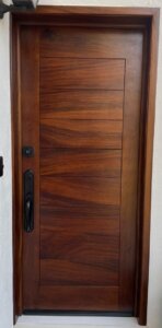 Puerta de madera maciza con sistema de seguridad integrado.