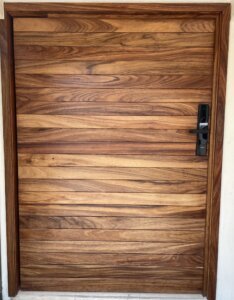 Acceso principal con puerta de hierro forjado en vivienda de Valle Real, Zapopan.