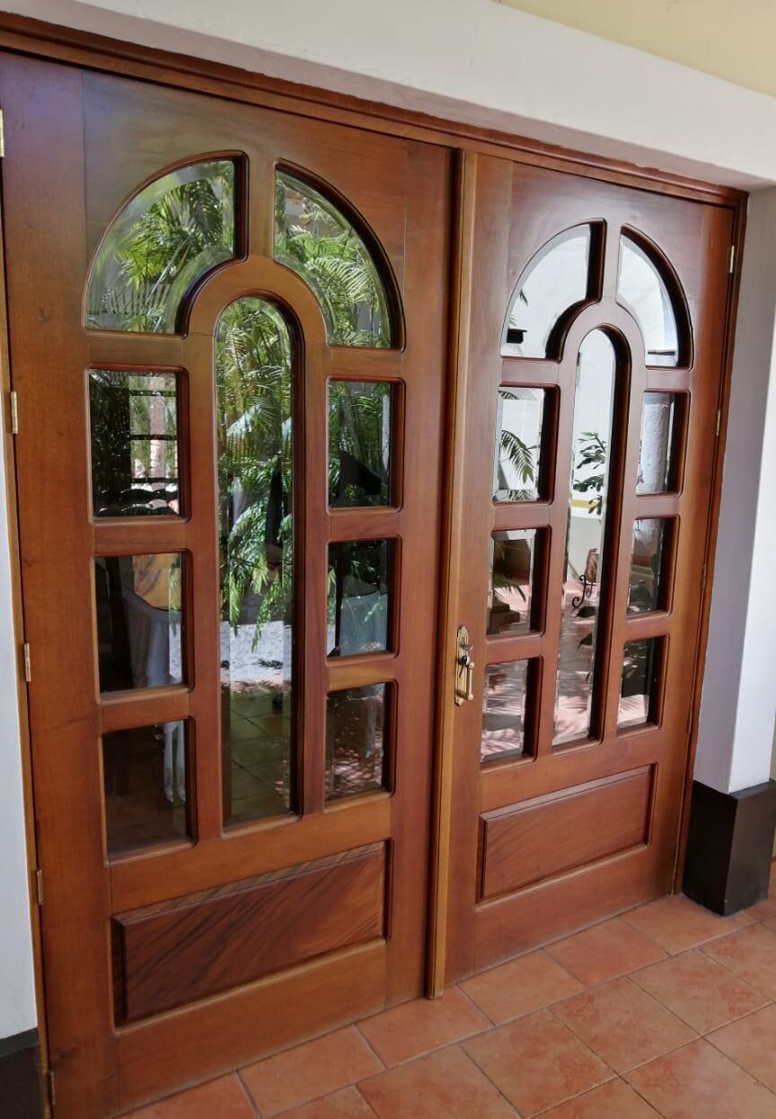 Diseño de puerta rústica de madera tallada en residencia de Country Club, Guadalajara.
