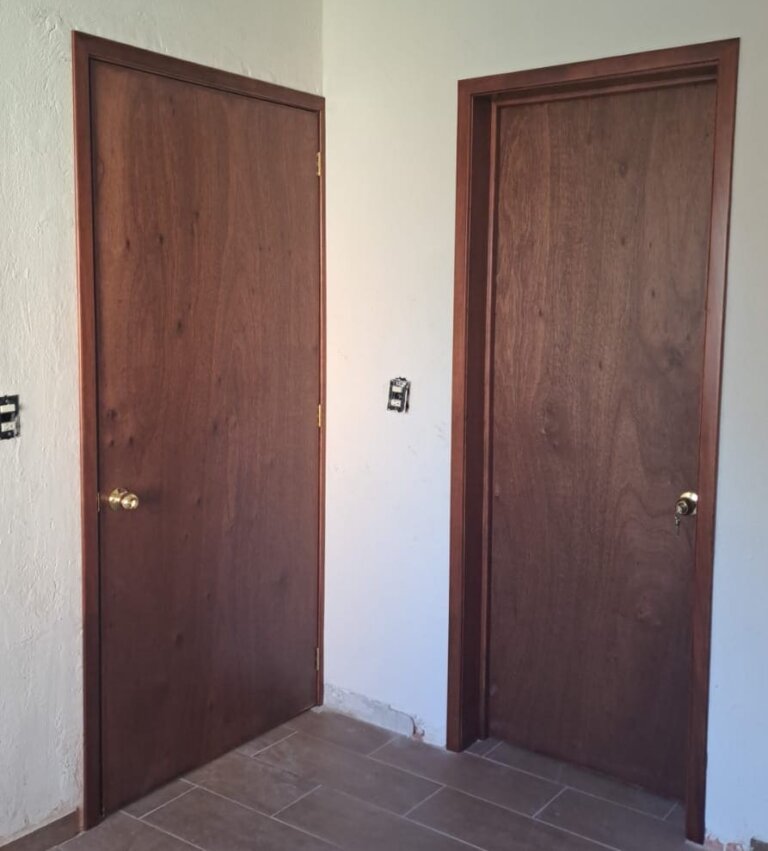 Puerta con acabado en roble natural en recámara de Bugambilias, Zapopan.