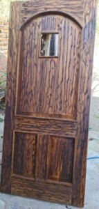 Puerta exterior con diseño personalizado para residencia en Guadalajara.