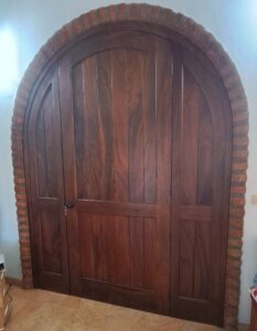 Puerta exterior con diseño personalizado para residencia en Guadalajara.